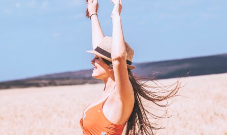 arms raised breeze brunette 2577440 1