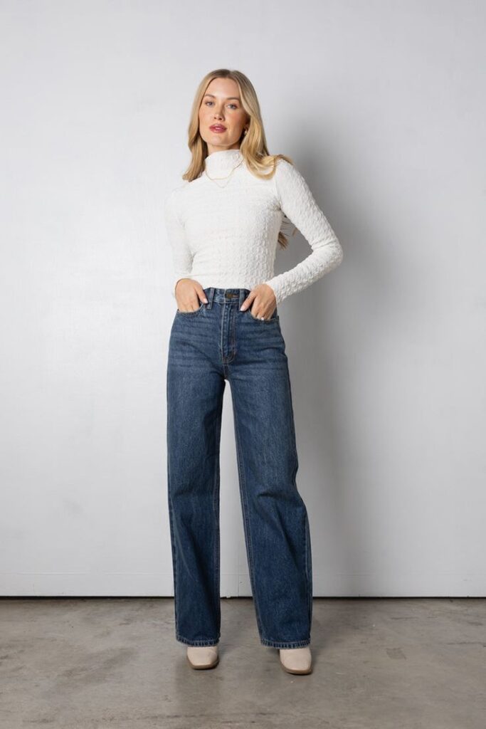 Details Straight leg jeans with a loose fit…